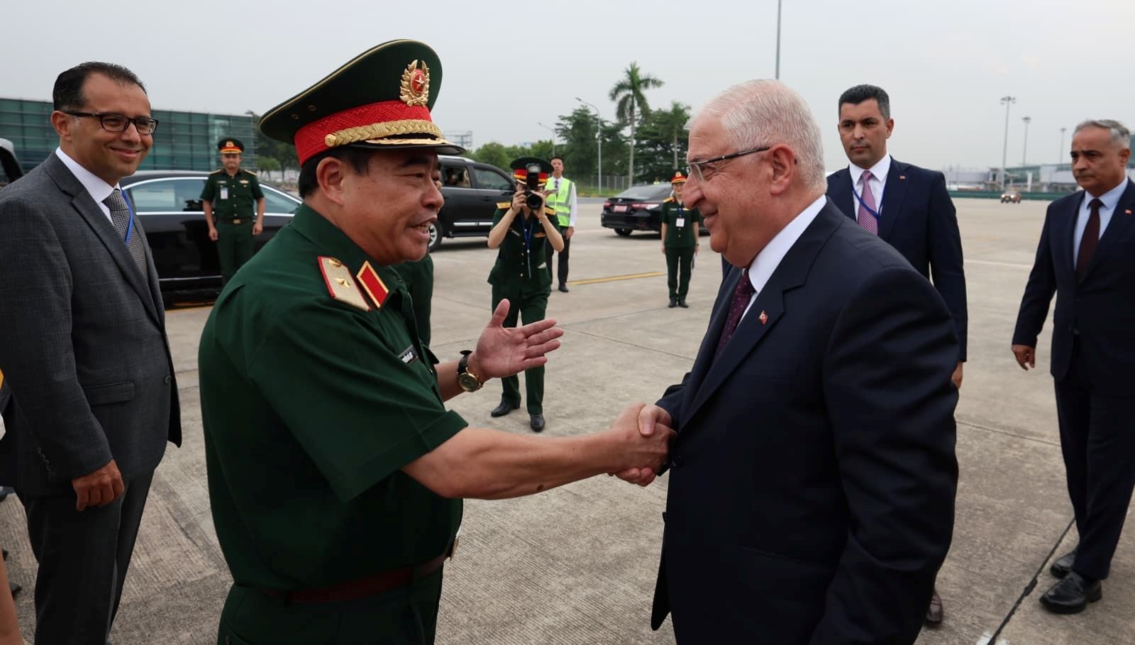 milli savunma bakani yasar guler vietnamda bLMNcVvH