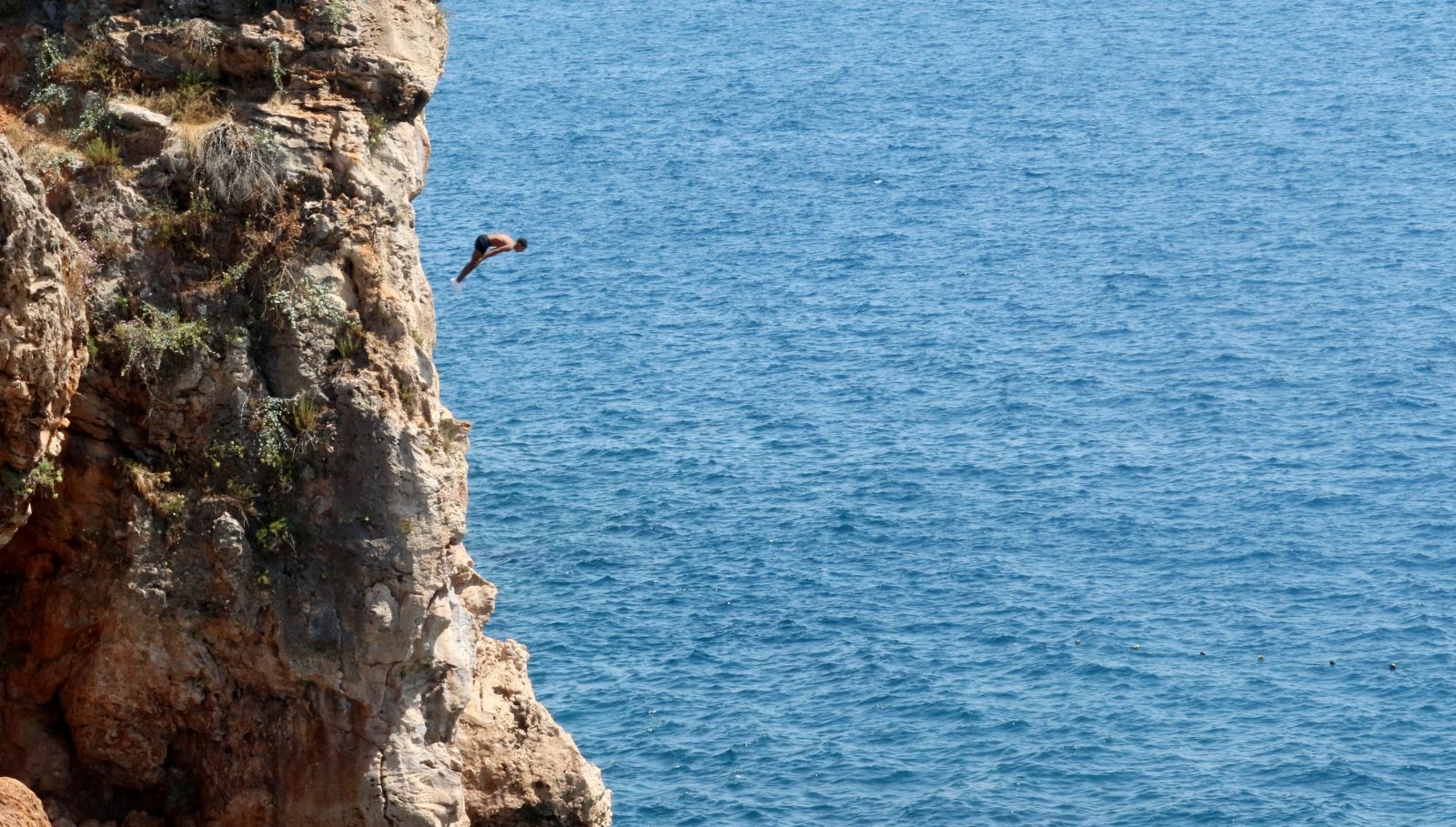 sicak havada deniz keyfi falezlerde tehlikeli atlayis TpQ6wFWj