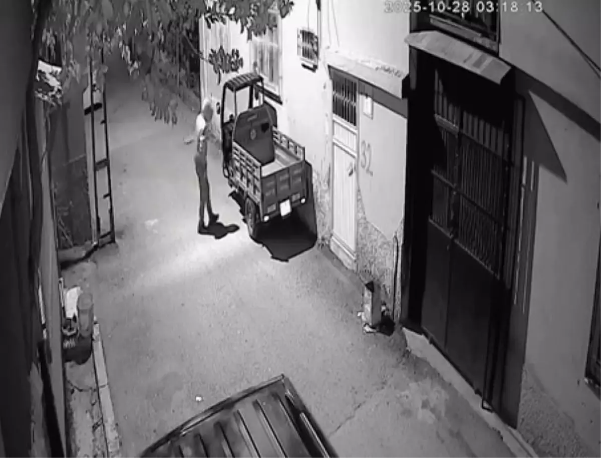 adanada park halindeki mopedin hirsizligi guvenlik kamerasinda 5pdT58hl.jpg