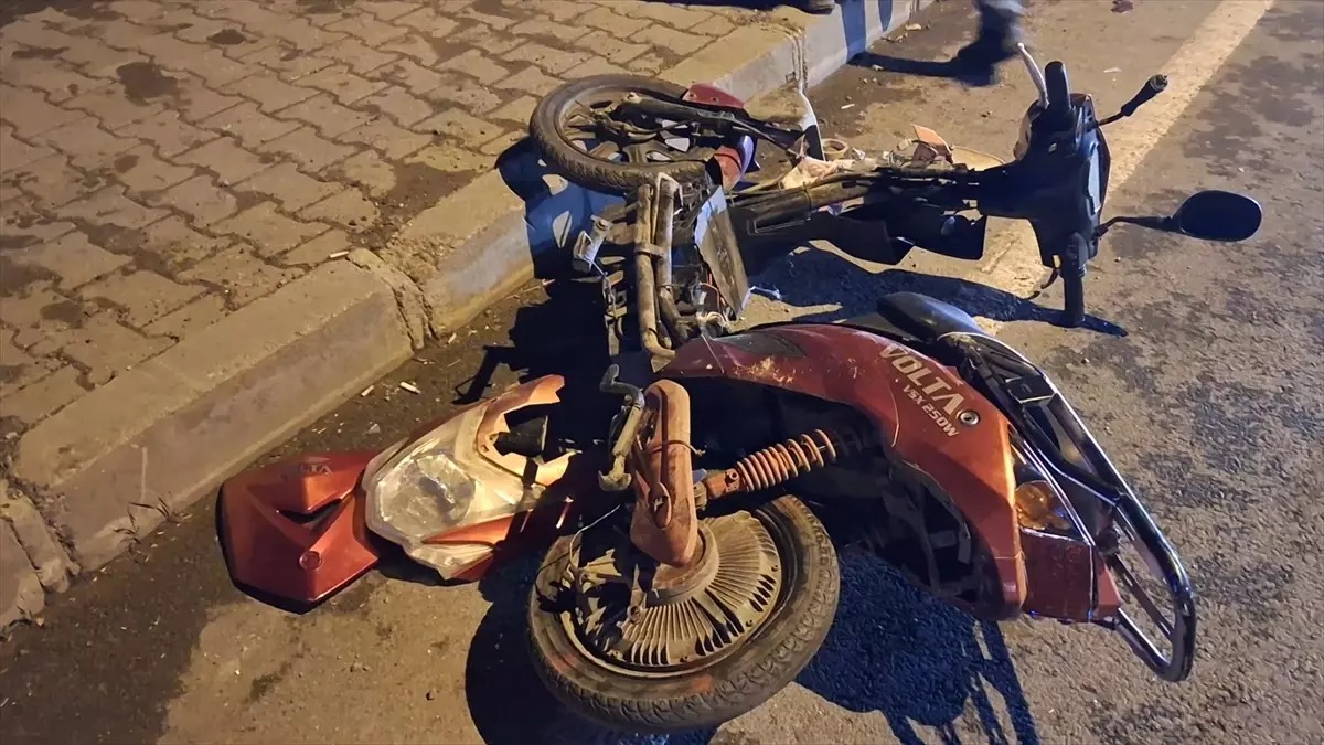 bafrada elektrikli bisiklete otomobil carpti JqSBSSrE.jpg