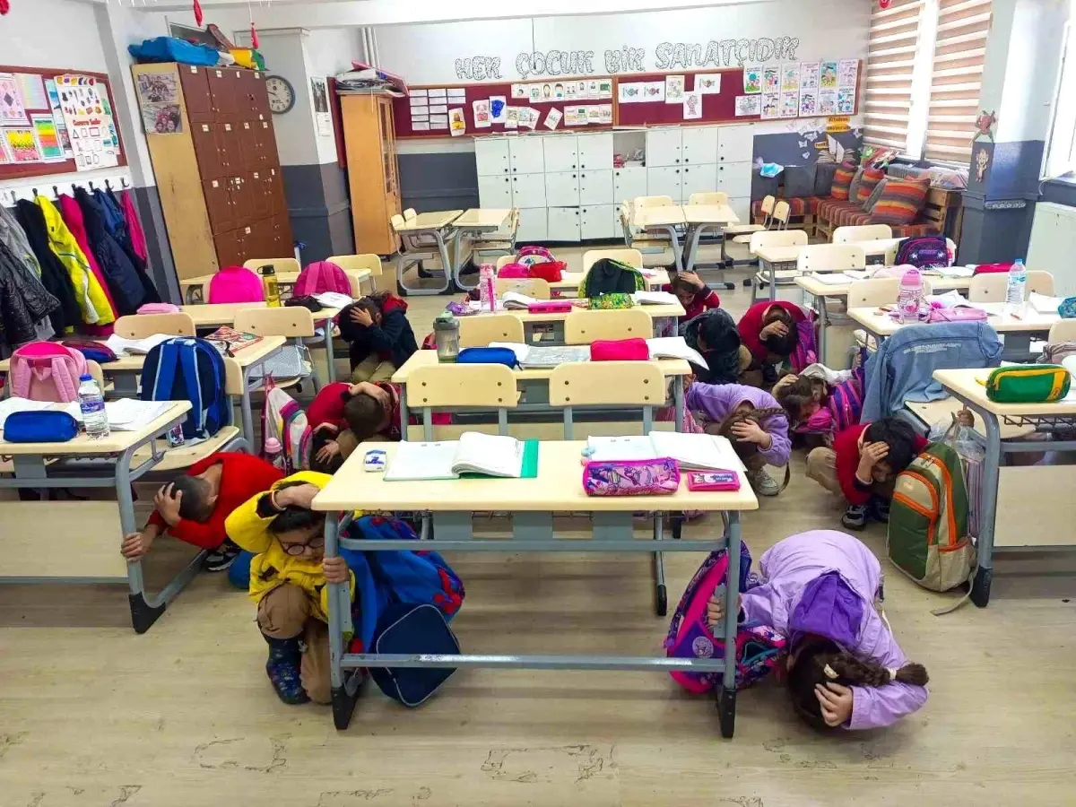 balikesirde deprem tahliye tatbikati gerceklestirildi zu2Cztq8.jpg