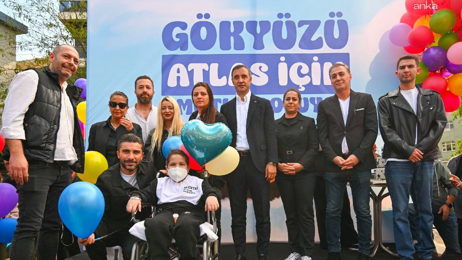 besiktasta kucuk atlas icin umut dolu gun losemiyi 2nci kez yenen atlas icin balonlar gokyuzune birakildi MGV42uf6