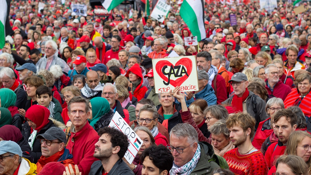 hollandada israil protestosu 250 bin kisi hukumete karsi sokaklara dokuldu fF4rUALR