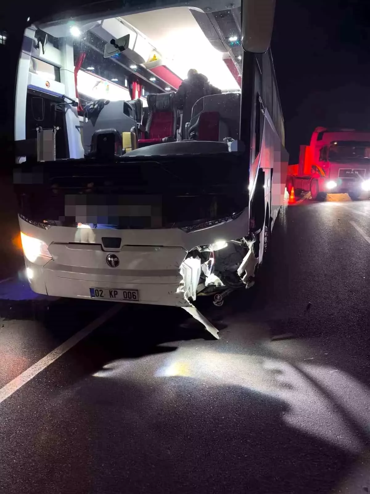 ispartada otomobil ile otobus carpisti surucu hayatini kaybetti TW1bUBHi