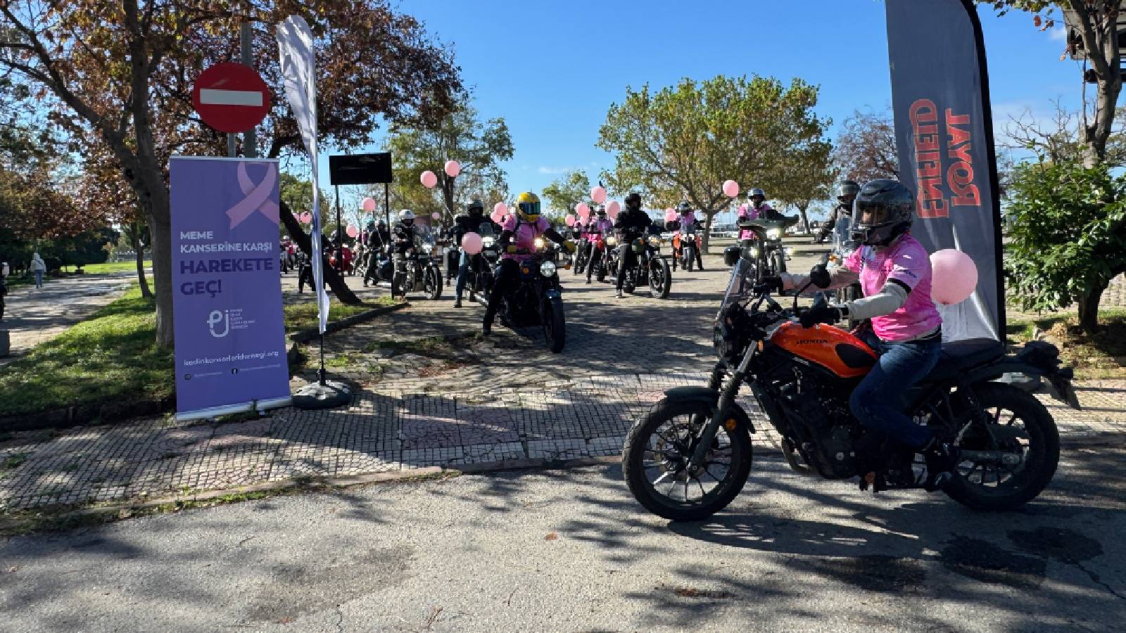 kadikoyde meme kanserinde farkindalik icin motosiklet ve bisiklet turu ZwEFtesk.jpg