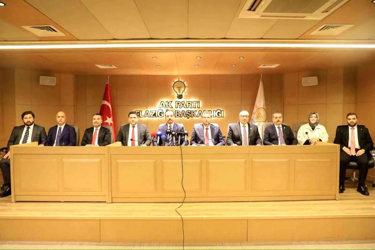 kursad zorludan ozgur ozele tepki ataturkun milliyetciligi turkiyeyi sikayet etmek degil yuceltmektir kFa5WT8v.jpg