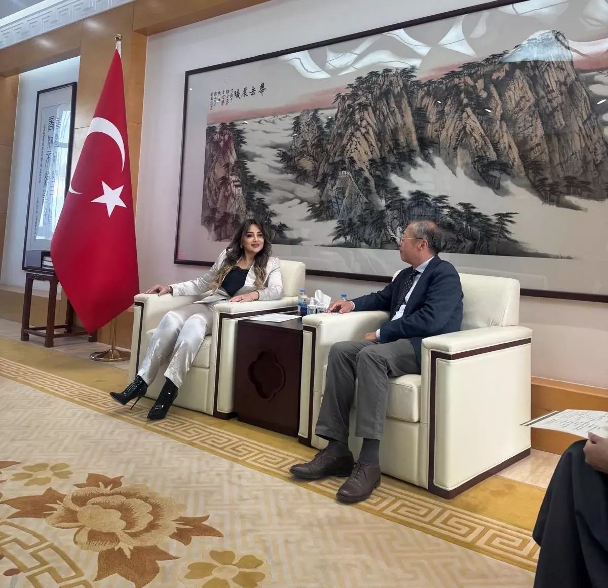 uluskon baskani cin buyukelciligini ziyaret etti 3WDxjCsF.jpg