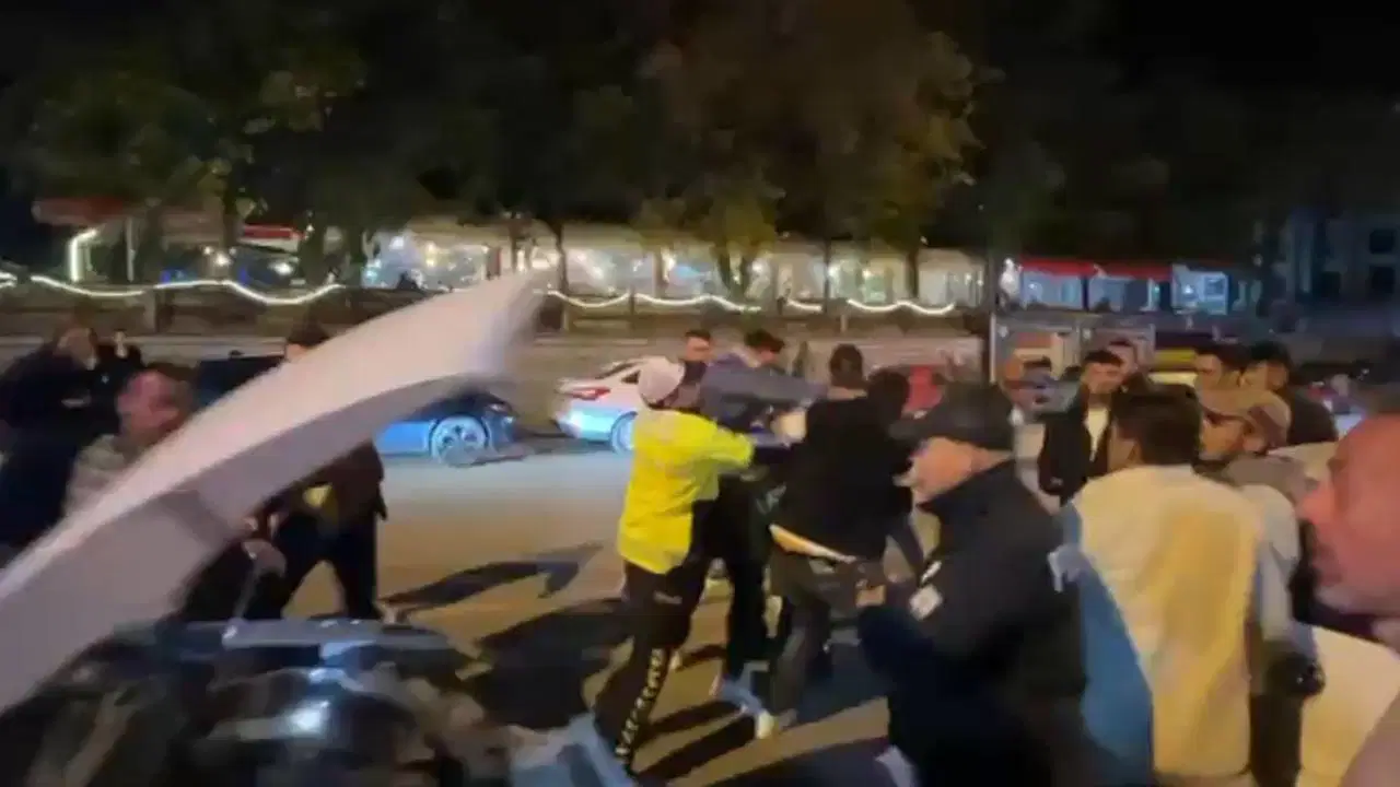 kaza sonrasi tekme ve yumruklar havada ucustu QLFpGR49.jpg