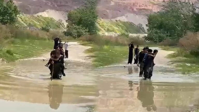 dere-kenarinda-mahsur-kalan-5-arkadasi-itfaiye-kurtardi-fE1hbdCj