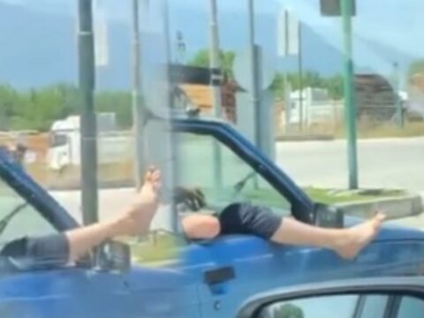 Icki icip ayaklarini camdan cikardilar sivil polisi gorunce gazladilar rn1rJZBG
